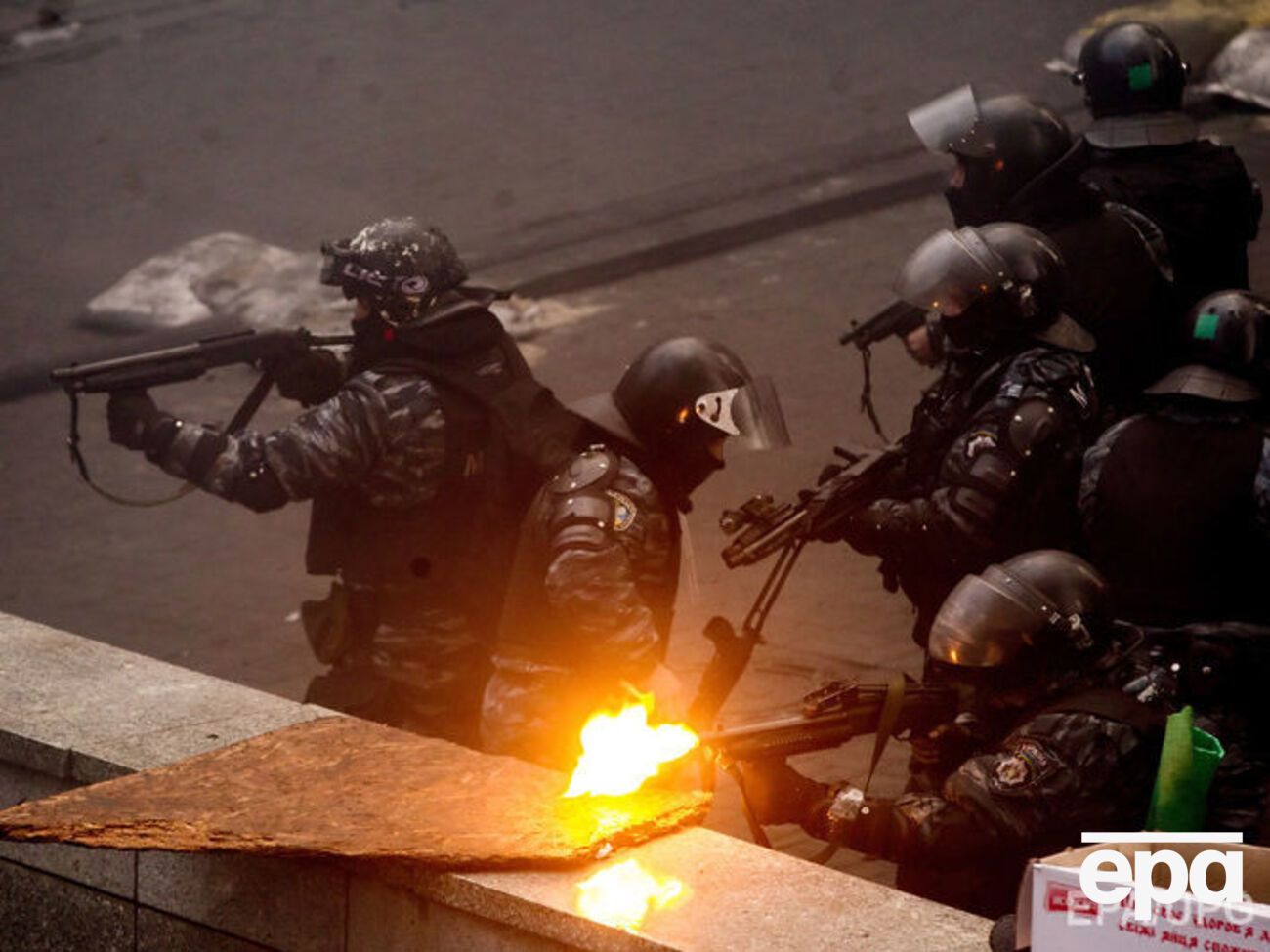 "Чую залп: бах-бах-бах! Метрів за п'ять &ndash; беркутівці, зброю прямо на нас наставили. Я навіть не одразу зрозумів, що "бах" мені був. Вони ж усіх підряд розстрілювали"