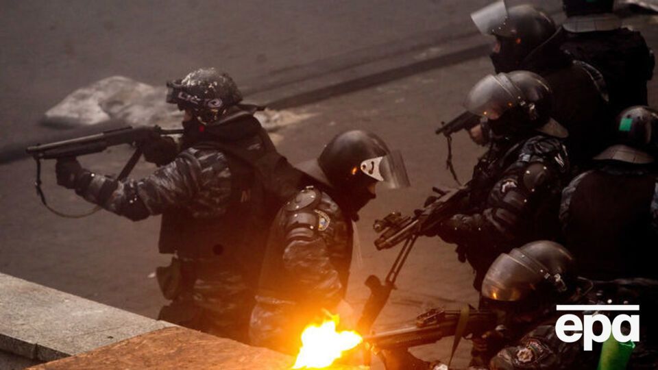 "Слышу залп: бах-бах-бах! Метрах в пяти – беркутовцы, оружие прямо на нас наставили. Я даже не сразу понял, что "бах" по мне был. Они же всех подряд расстреливали"