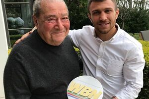 Ломаченко (праворуч) і його промоутер Боб Аурум