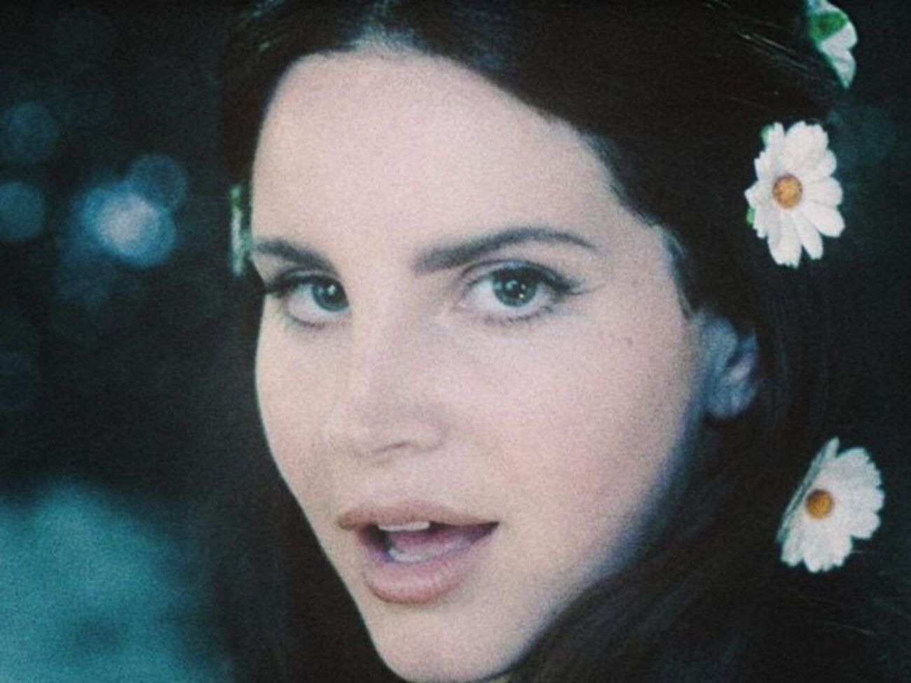 Лана Дель Рей постала в образі хіпі у новому кліпі