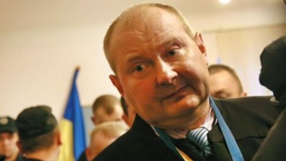 В НАБУ утверждают, что 9 августа 2016 года перед вынесением приговора судья Чаус получил $150 тыс. наличными. $80 тыс. спрятал в двухлитровой банке