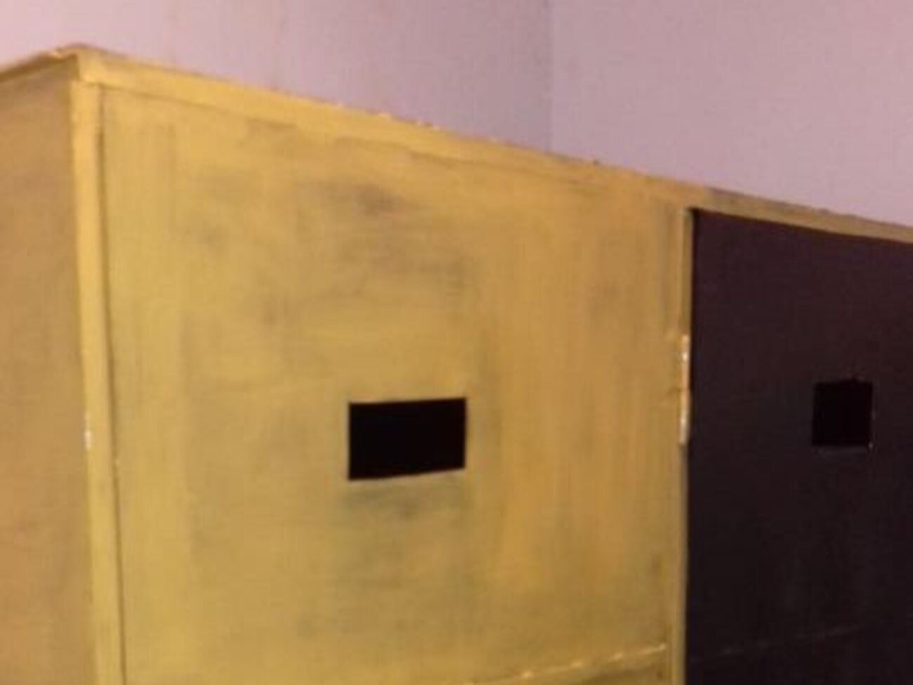 В офісі омбудсмена підкреслили, що утримання людини в приміщенні суду в такий спосіб є грубим порушенням міжнародних та національних стандартів