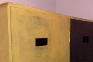 В офисе омбудсмена подчеркнули, что содержание человека в помещении суда таким образом является грубым нарушением международных и национальных стандартов