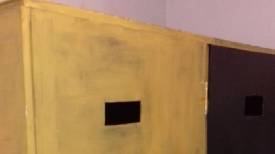 В офісі омбудсмена підкреслили, що утримання людини в приміщенні суду в такий спосіб є грубим порушенням міжнародних та національних стандартів