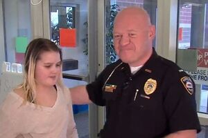 Полицейский помог ребенку с домашним заданием по математике