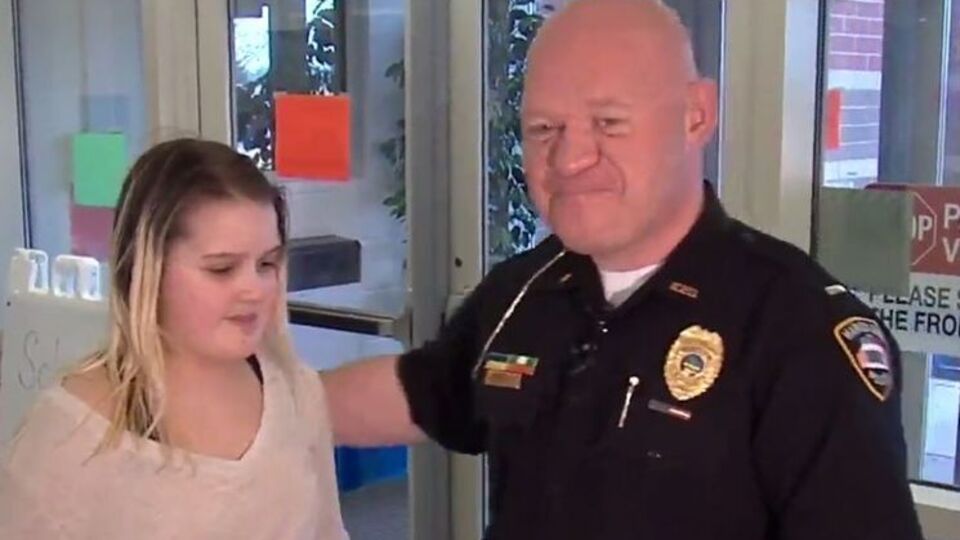 Полицейский помог ребенку с домашним заданием по математике