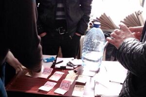 Оперативники СБУ затримали чиновника та посередника
