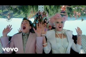 Перри снялась в ролике с розовыми волосами