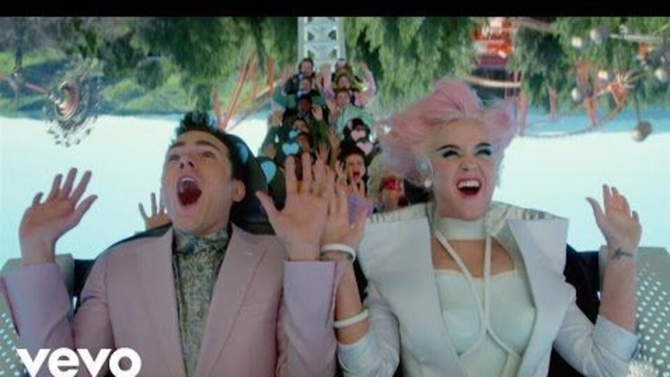 Перрі знялася в ролику з рожевим волоссям