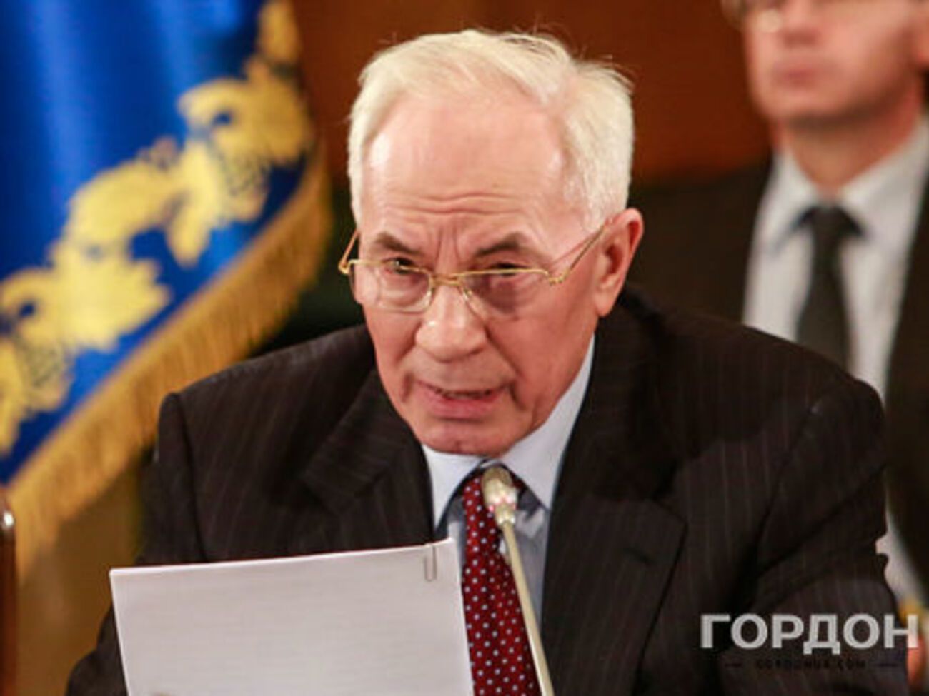 Азаров живет в подмосковном коттеджном поселке, ездит на представительском автомобиле с водителем, но без охраны