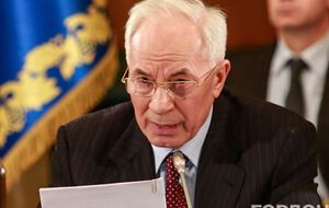 Азаров живет в подмосковном коттеджном поселке, ездит на представительском автомобиле с водителем, но без охраны