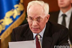 Азаров живе в підмосковному котеджному селищі, їздить на представницькому автомобілі з водієм, але без охорони