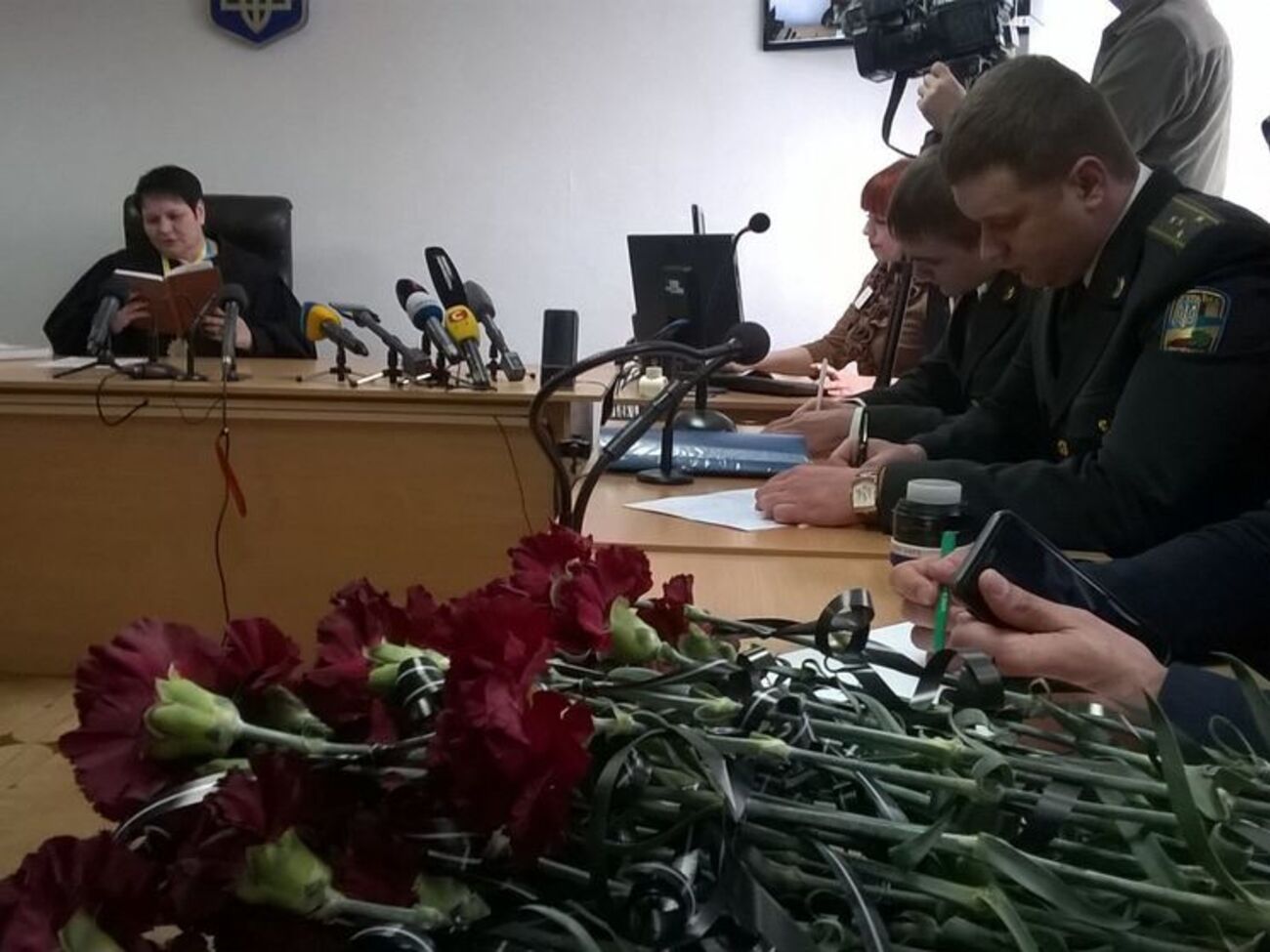 Родичі загиблих у катастрофі Іл-76 подарували Назарову 49 гвоздик