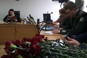 Родичі загиблих у катастрофі Іл-76 подарували Назарову 49 гвоздик