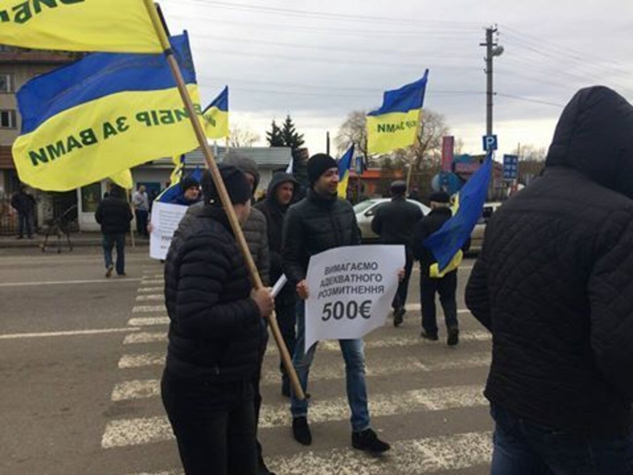 Повідомляється, що активісти двічі залишали пішохідний перехід, дозволяючи проїхати транспортним засобам