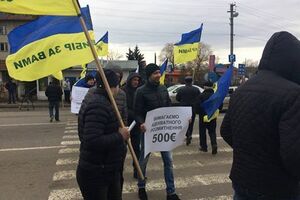 Повідомляється, що активісти двічі залишали пішохідний перехід, дозволяючи проїхати транспортним засобам