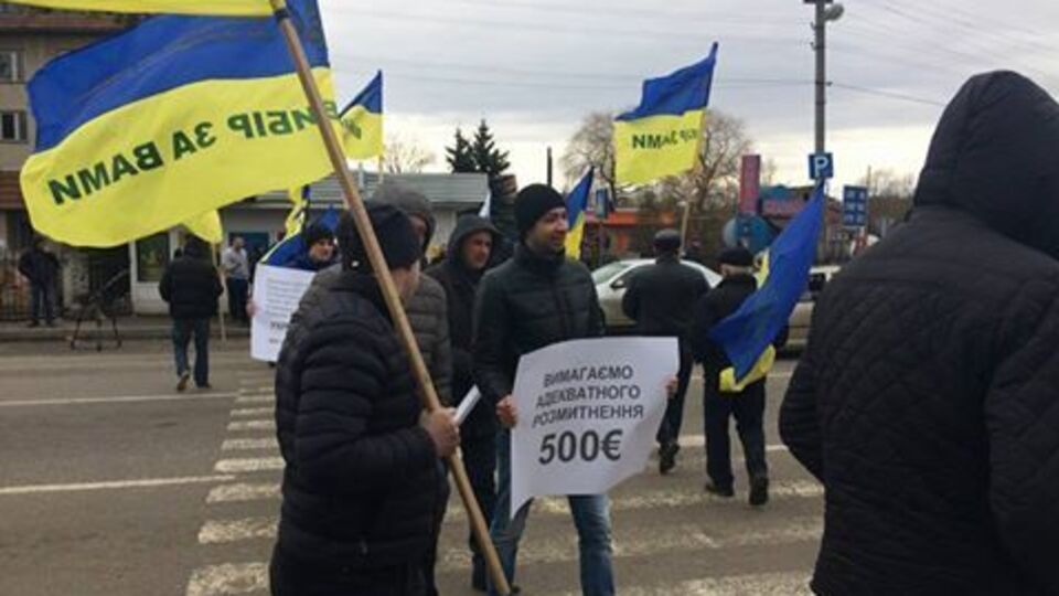 Повідомляється, що активісти двічі залишали пішохідний перехід, дозволяючи проїхати транспортним засобам