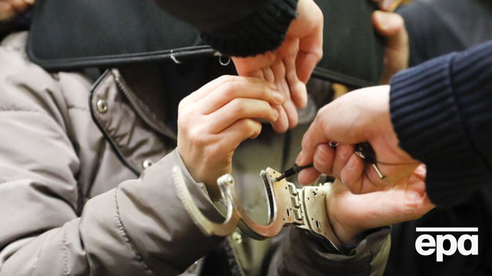 Поліція: Із 12-річною потерпілою спілкуються медики