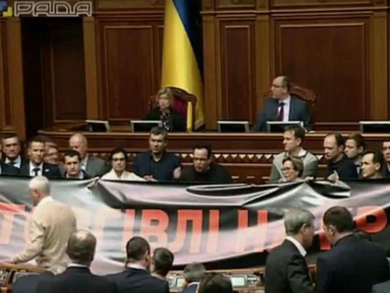Перед перервою в ранковому засіданні депутати від "Самопомочі" вийшли до трибуни з плакатом "Ні торгівлі на крові"