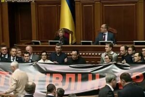 Перед перервою в ранковому засіданні депутати від "Самопомочі" вийшли до трибуни з плакатом "Ні торгівлі на крові"
