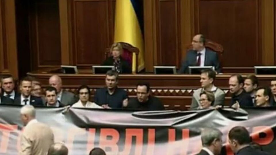 Перед перервою в ранковому засіданні депутати від "Самопомочі" вийшли до трибуни з плакатом "Ні торгівлі на крові"