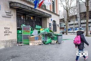Протестующие подростки завалили входы в средние школы Парижа