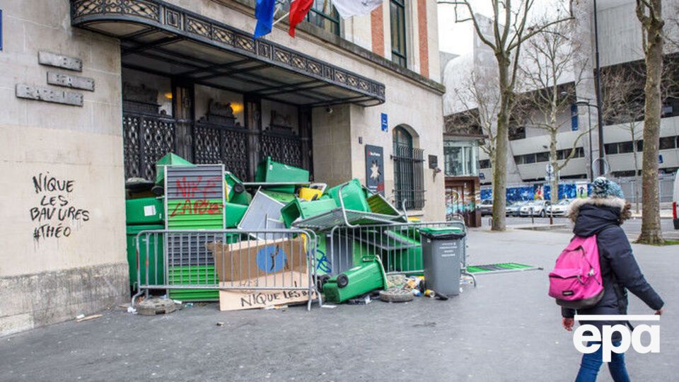 Протестующие подростки завалили входы в средние школы Парижа