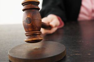 Главный редактор газеты на данный момент скрывается за пределами Украины