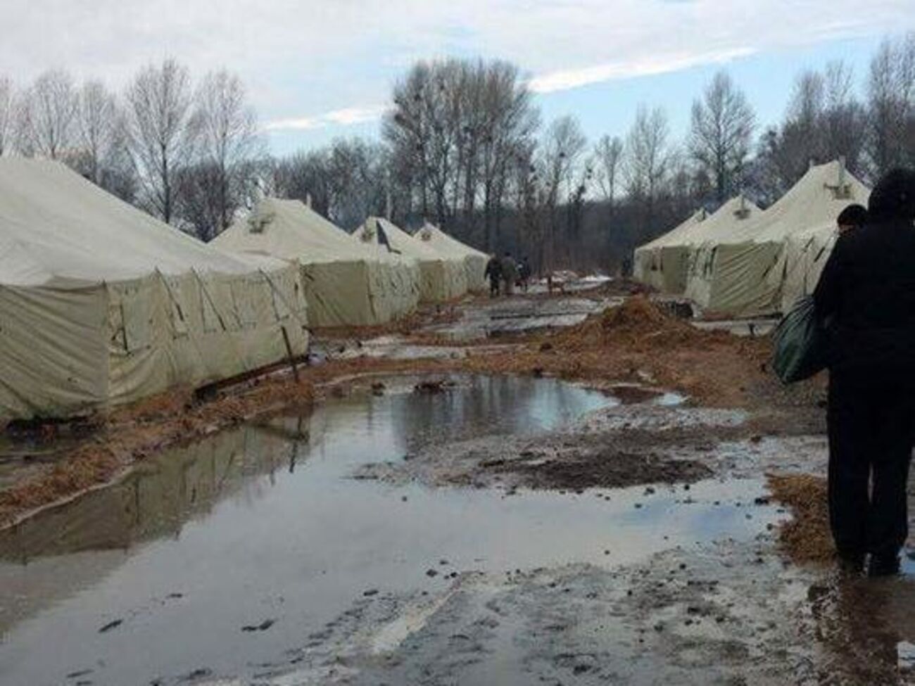 Бойцы на полигоне спят в подтопленных палатках
