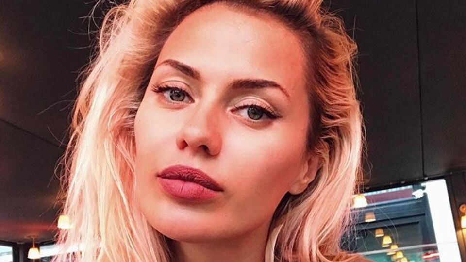 Боня: Офицер стал осматривать мои вещи и в какой-то момент достал из моего кошелька визитную карточку фирмы, занимающейся системами скрытого видеонаблюдения