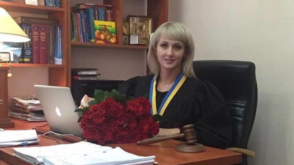 На видео судья Кицюк заявляет, что не является водителем машины, в которой находится