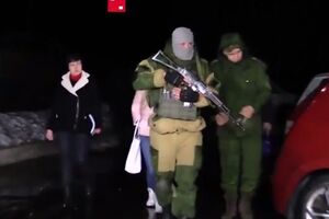 Надія Савченко на окупованій території з супроводжувачами