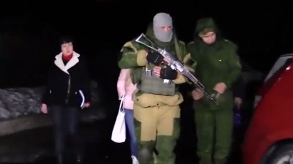 Надія Савченко на окупованій території з супроводжувачами