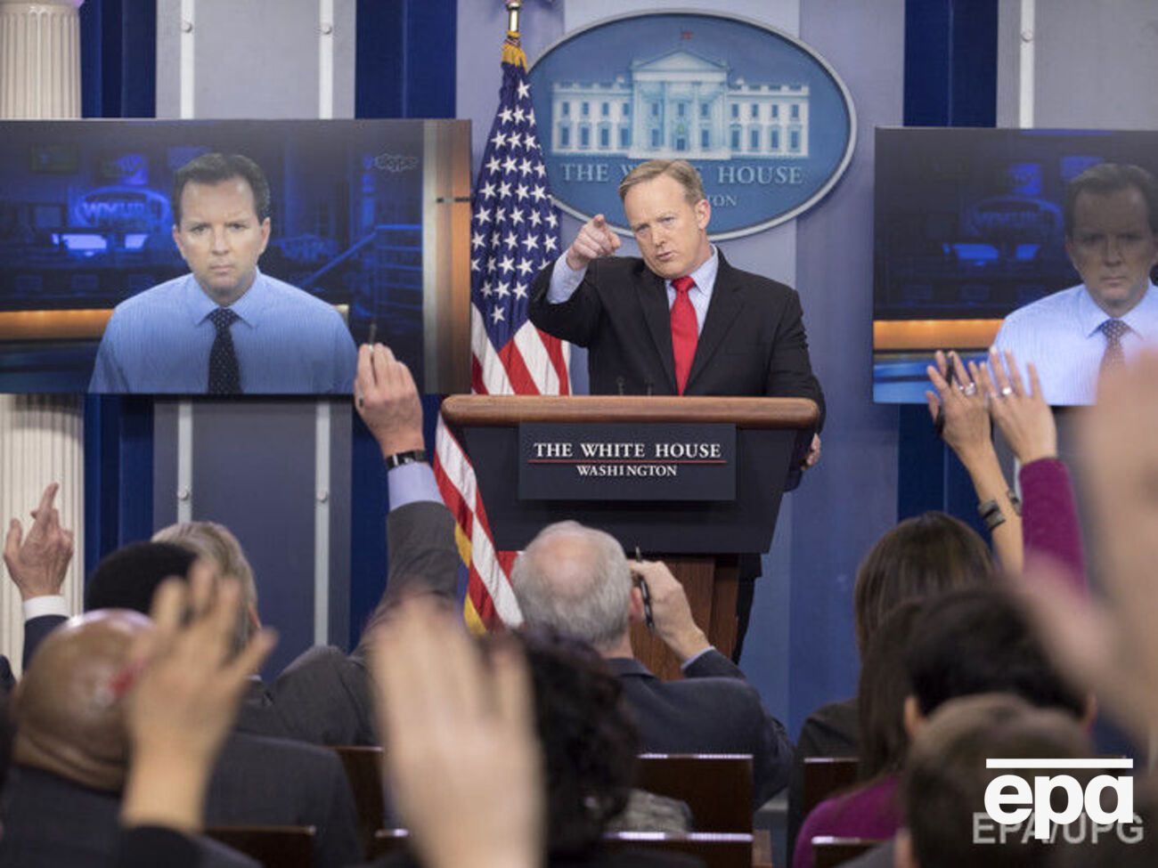 Шон Спайсер раніше проводив брифінги в кімнаті для прес-конференцій