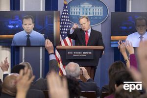 Шон Спайсер ранее проводил брифинги в комнате для пресс-конференций