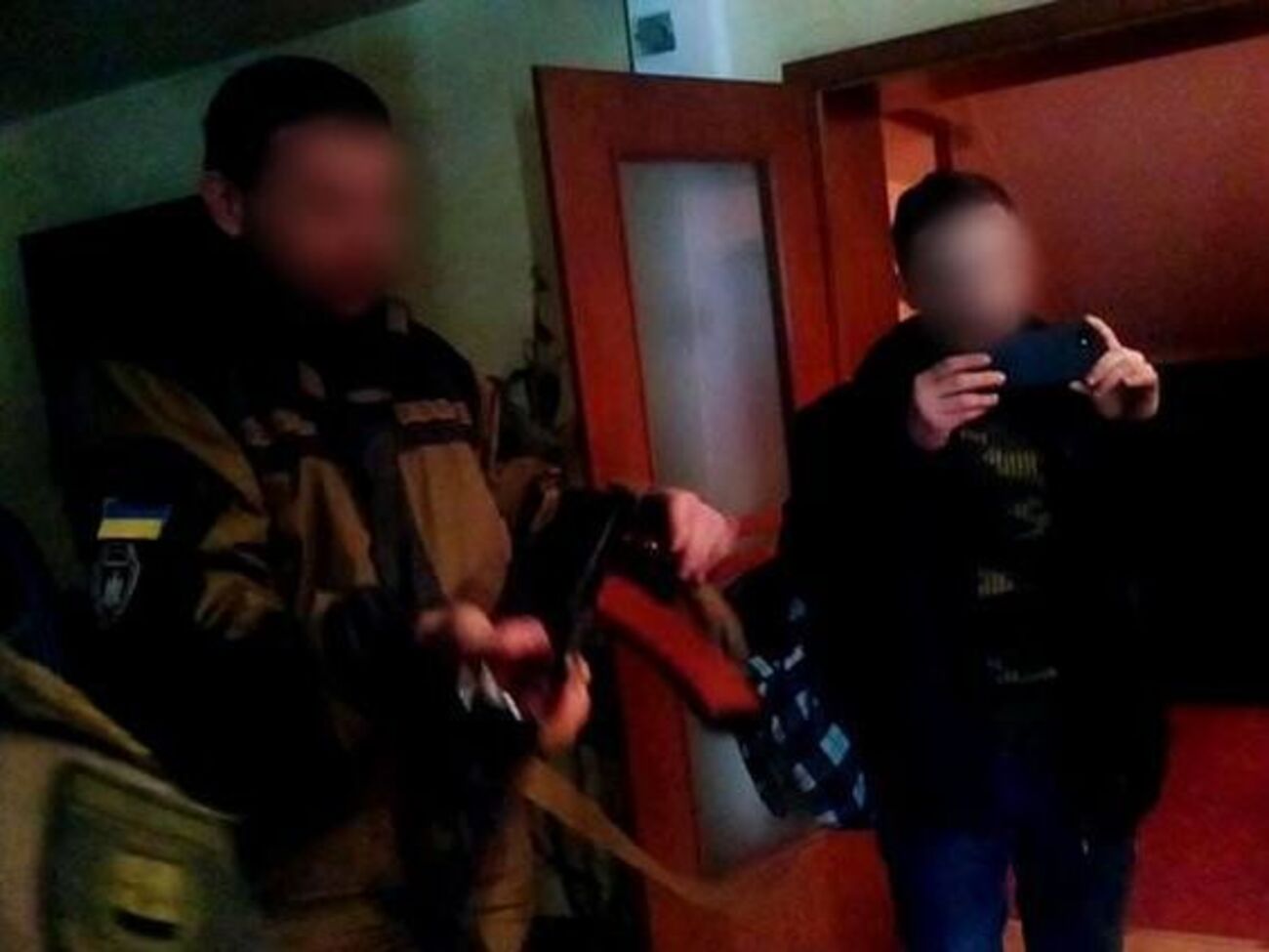 Охотничье оружие находилось в открытом состоянии на ремне, что является нарушением закона, подчеркивает пресс-служба Нацполиции