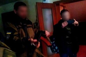 Охотничье оружие находилось в открытом состоянии на ремне, что является нарушением закона, подчеркивает пресс-служба Нацполиции