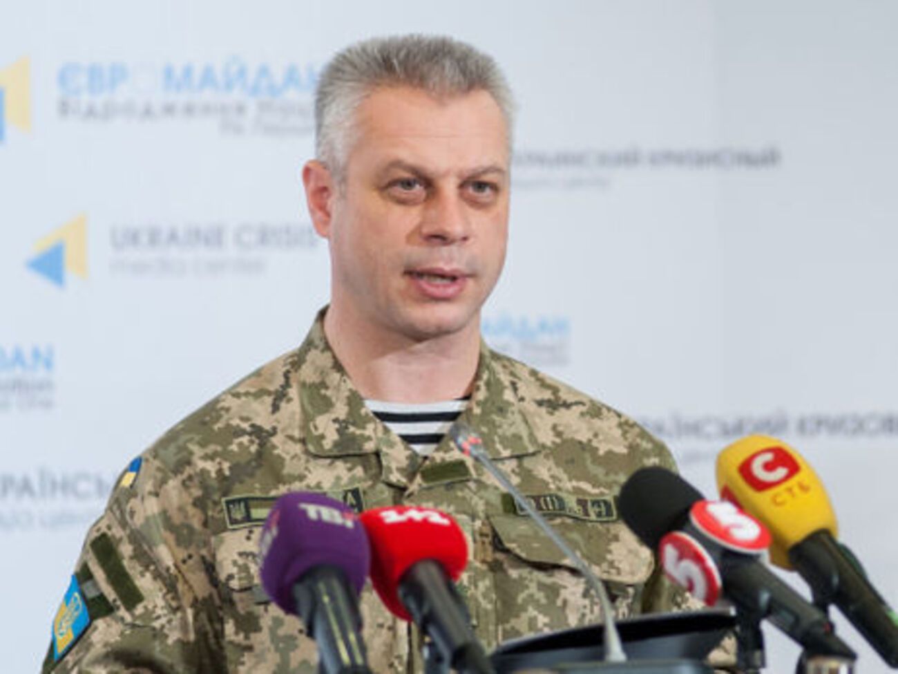 У донецькому напрямку по силах АТО противник випустив понад 400 мін і снарядів, додав Лисенко
