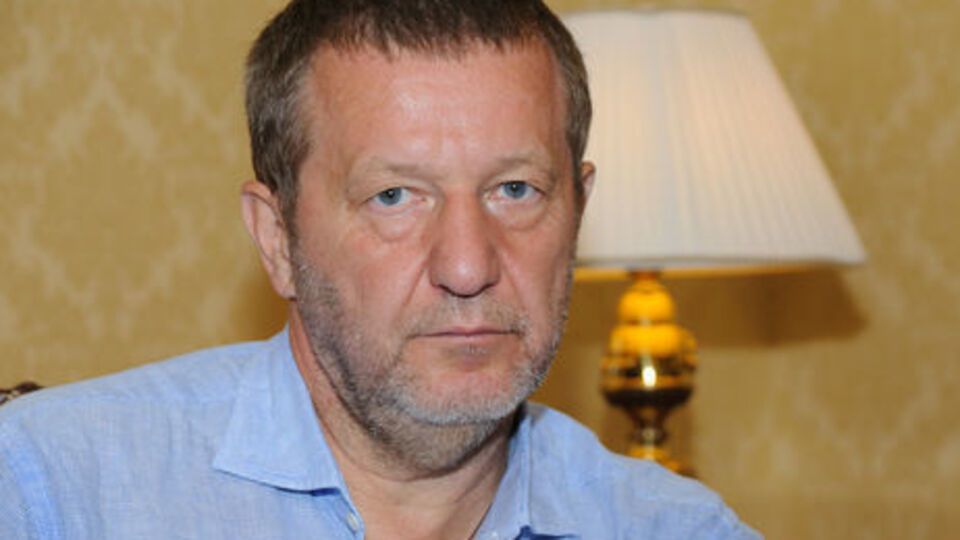 Кох: Усек, дурилка? Тебя водят за нос. Причем уже в который раз. А ты талдычишь одно и то же: если не Путин, то кто? Баран, честное слово