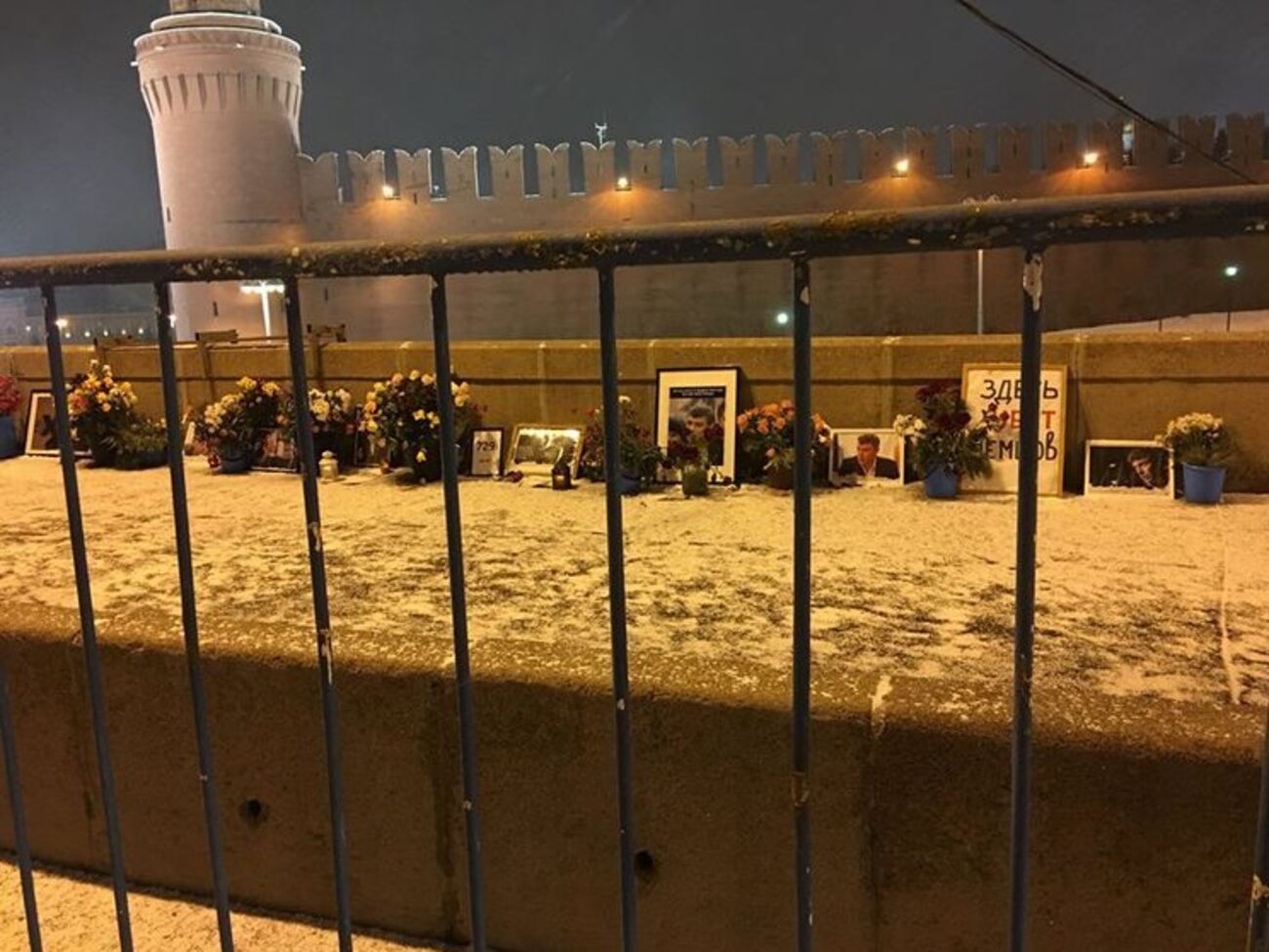 Место убийства Немцова огородили металлическими решетками