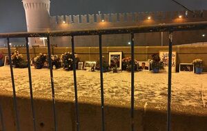 Место убийства Немцова огородили металлическими решетками