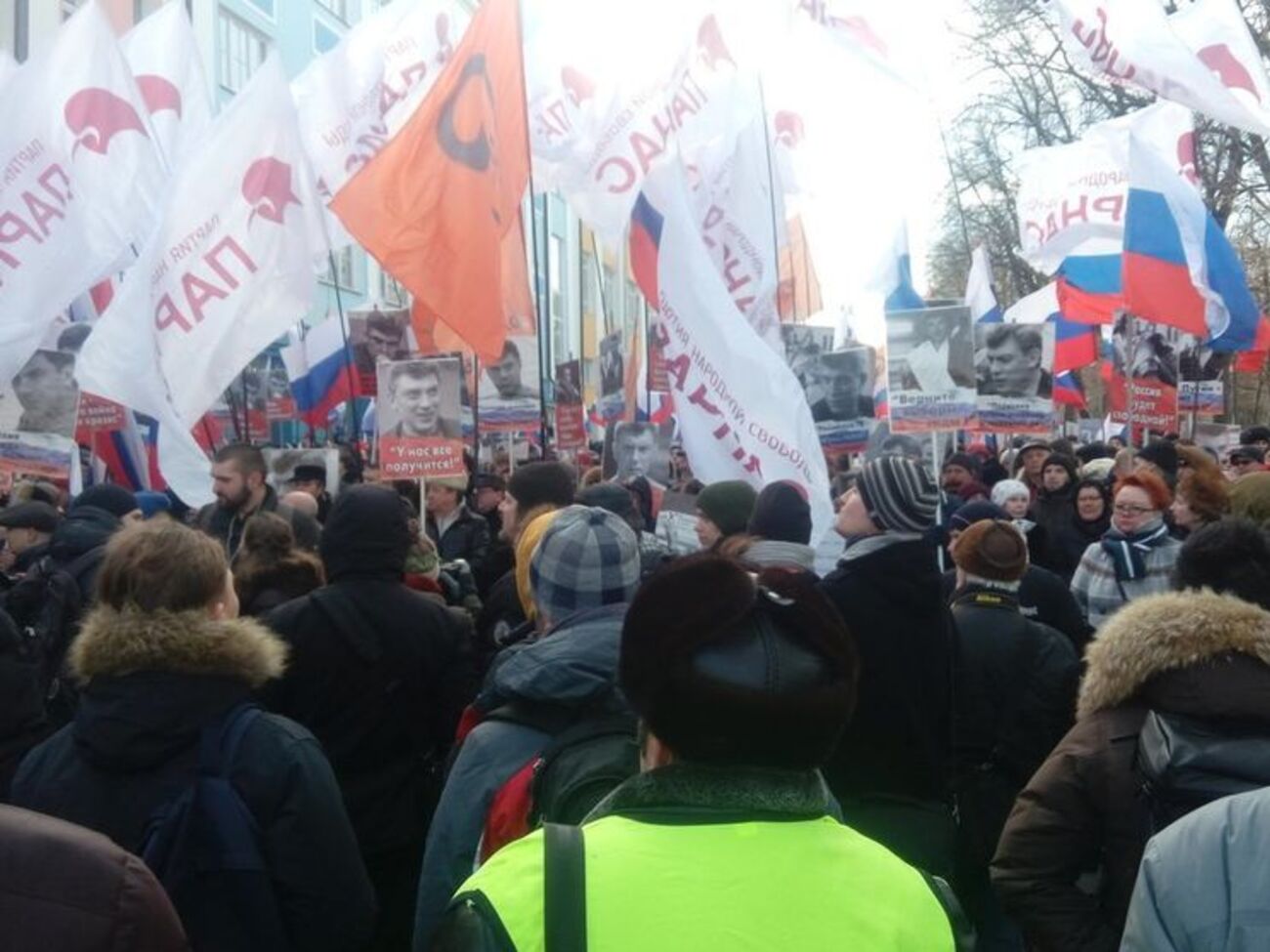 Тысячи людей собрались, чтобы почтить память Немцова