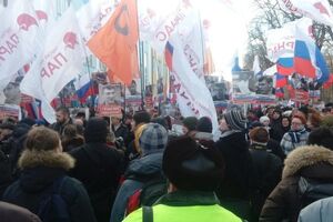 Тысячи людей собрались, чтобы почтить память Немцова