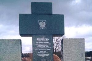 Пам'ятник був установлений на честь місцевих жителів, здебільшого поляків, убитих фашистами в лютому 1944 року