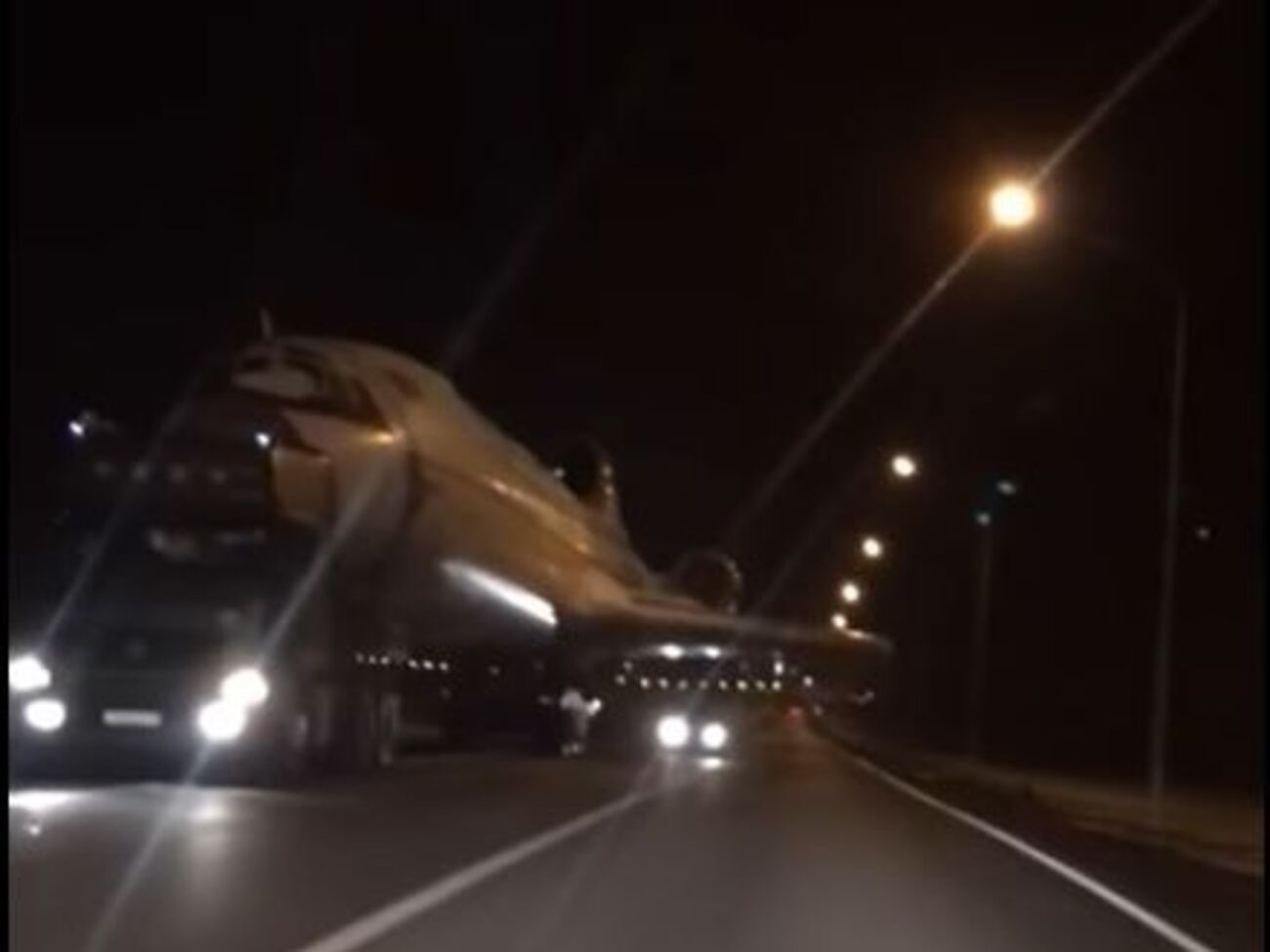 Самолет буксировали в сторону аэропорта