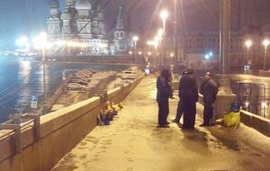 Большинство принесенных накануне цветов убрали