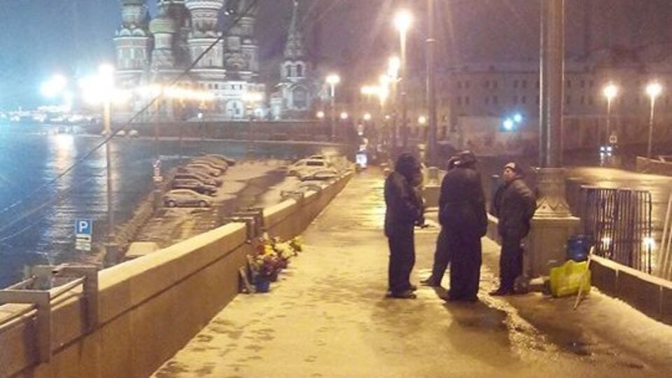 Більшість принесених напередодні квітів прибрали