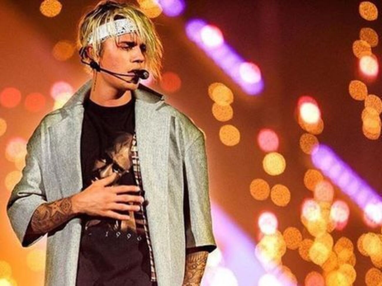 Бибер обнажил грудь для фото в микроблоге