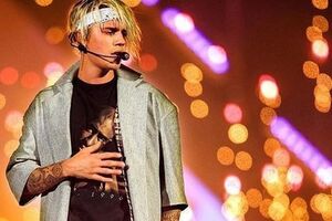 Бибер обнажил грудь для фото в микроблоге