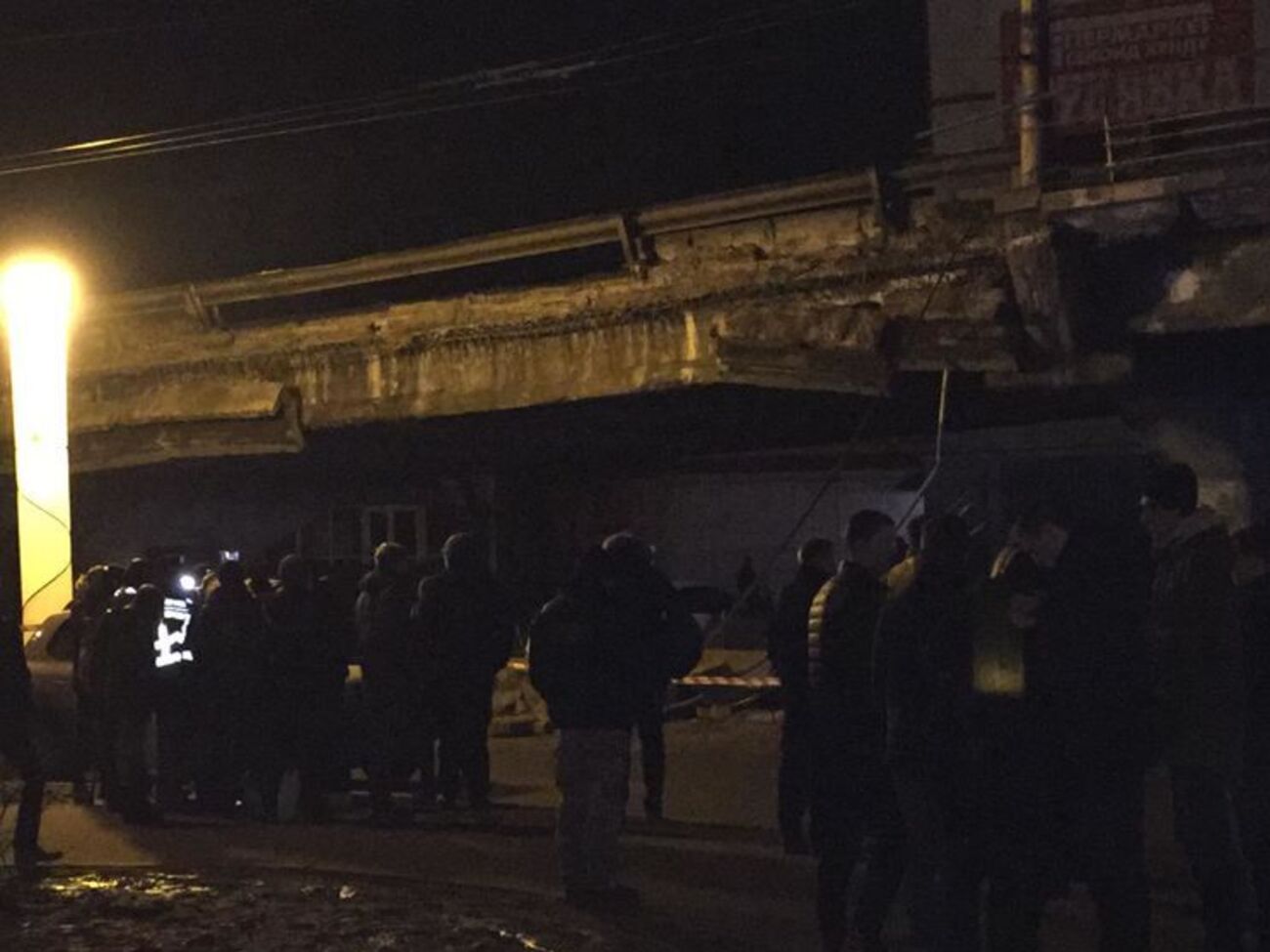 Повреждения моста на Шулявском путепроводе в Киеве